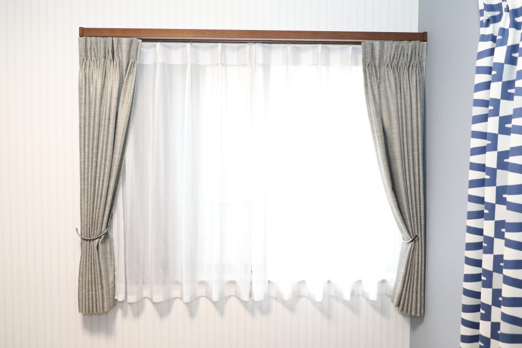 壁紙とカーテンをセットでコーデ。梁は分けした壁外に合わせてカーテンも違うもの
に。
