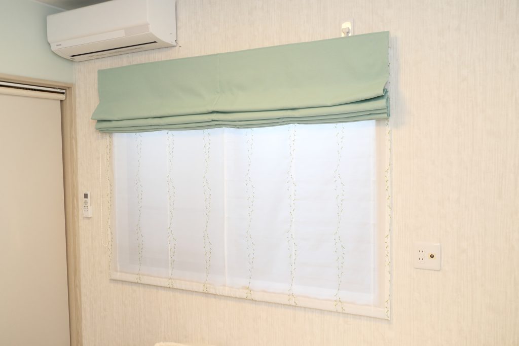 壁紙とカーテンのコーディネート組み合わせ例。ツインシェード
壁紙：サンゲツ、カーテン：川嶋織物セルコン