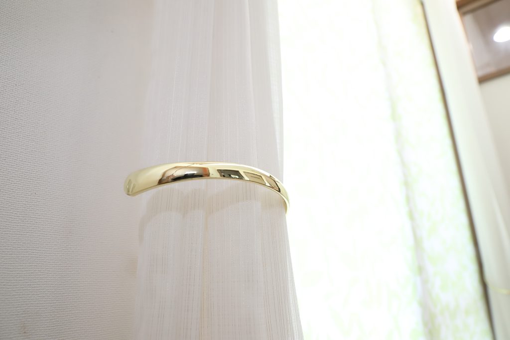 レースのカーテンにアームホルダー