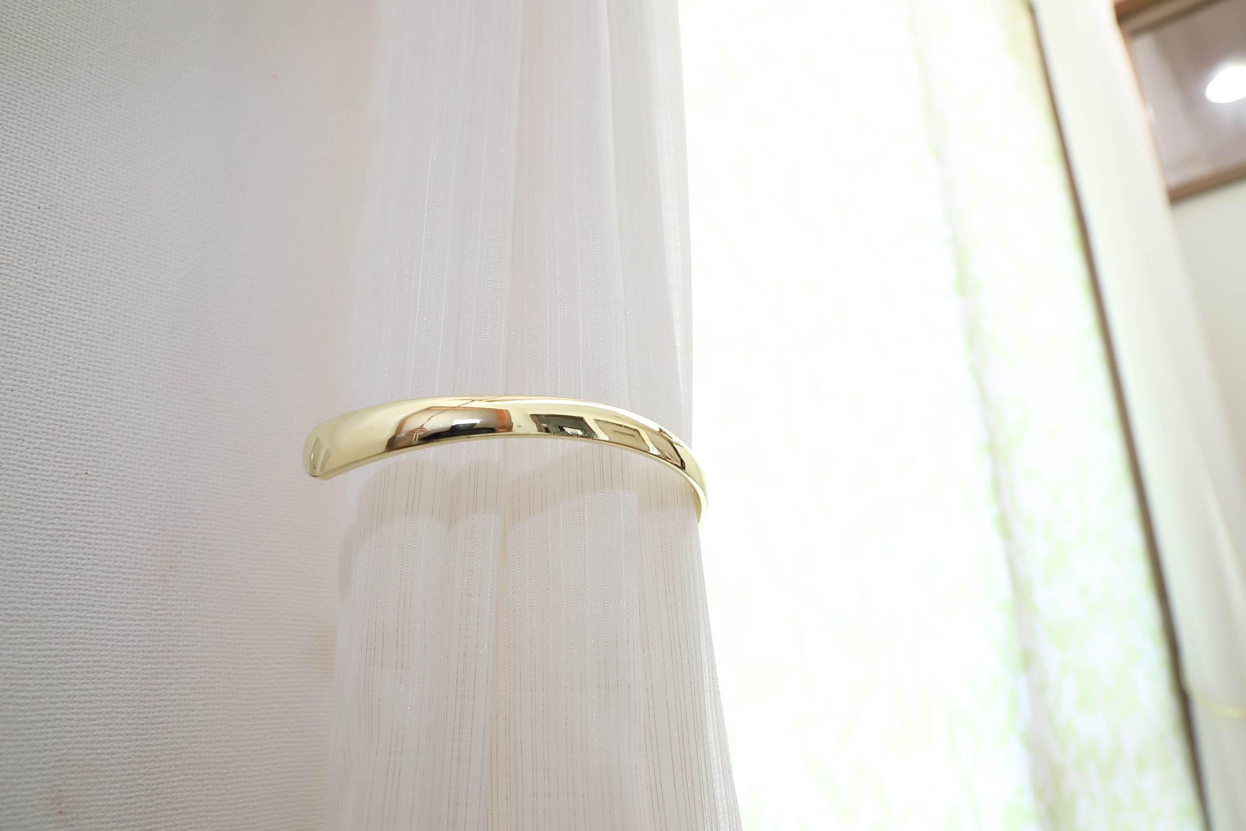 レースのカーテンにアームホルダー